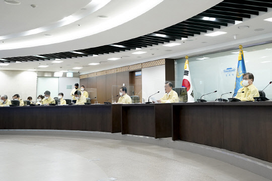 지난해 7월 25일 문재인 대통령이 청와대에서 코로나19 중앙재난안전대책본부 회의를 주재하고 있다. 청와대 제공.